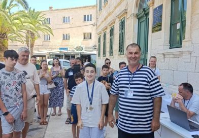 ŠAHOVSKI KLUB BROTNJO Srebro za Ivana Ćorića na međunarodnom turniru u Veloj Luc ŠAHOVSKI KLUB BROTNJO Srebro za Ivana Ćorića na međunarodnom turniru u Veloj Luc