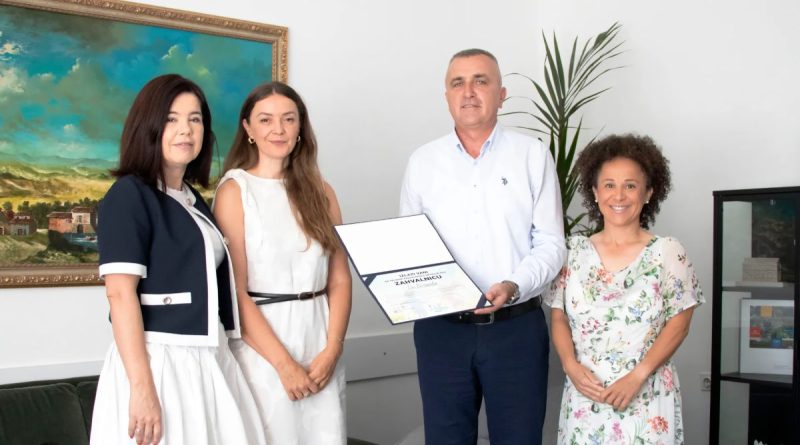 Predsjednica Vlade Marija Buhač, ministar Ivo Bevanda i načelnik Marin Radišić čestitali organizatoricama na realizaciji sportsko edukativnog kampa “Izlazi vani” Predsjednica Vlade Marija Buhač, ministar Ivo Bevanda i načelnik Marin Radišić čestitali organizatoricama na realizaciji sportsko edukativnog kampa “Izlazi vani”